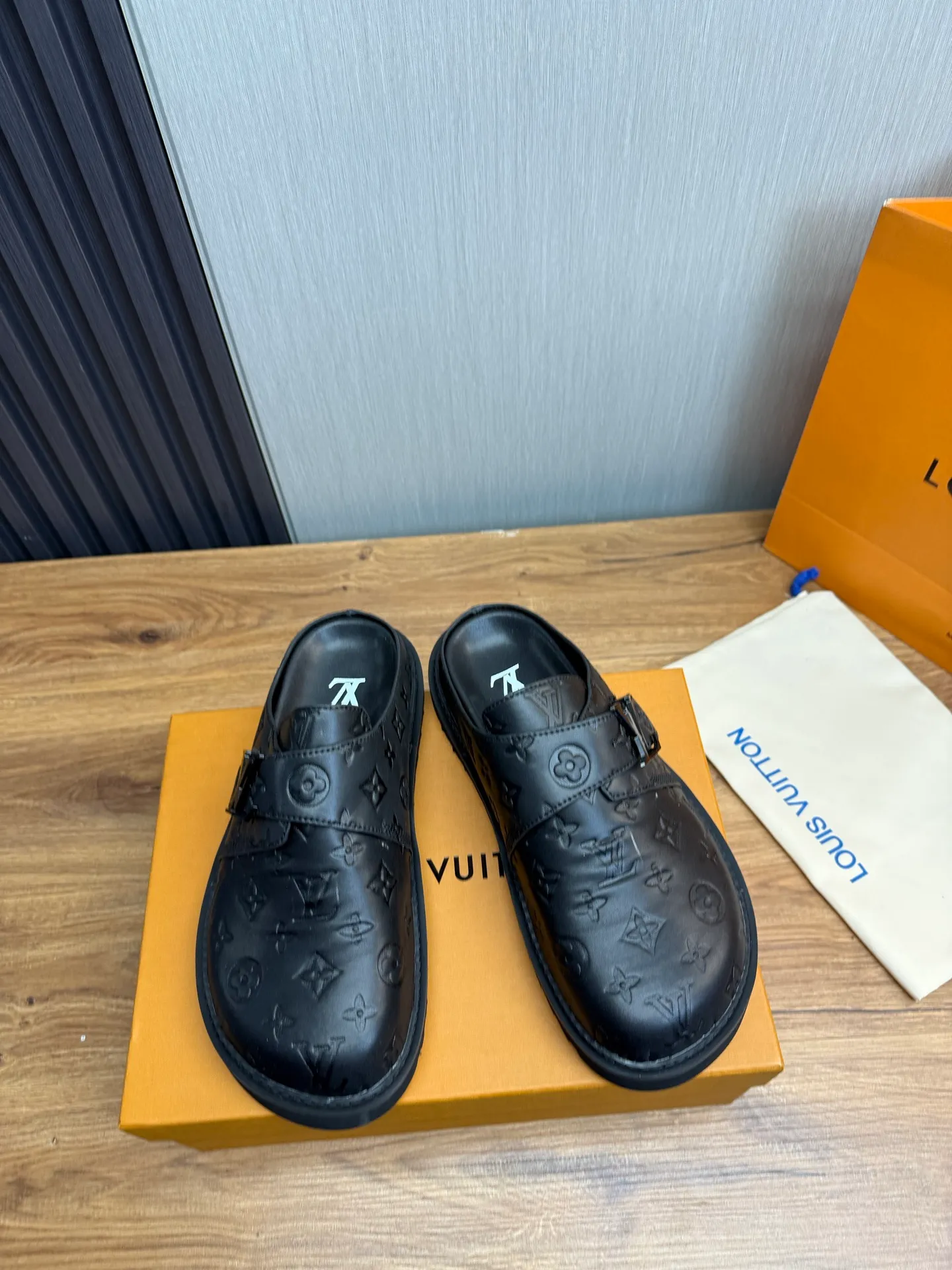 Men's men's shoes 460💰 Lv. Popular couple slippers hot sale🩷💚 🩴Official website one to one production 35-45 sizes 45 46 🉑️Customized!